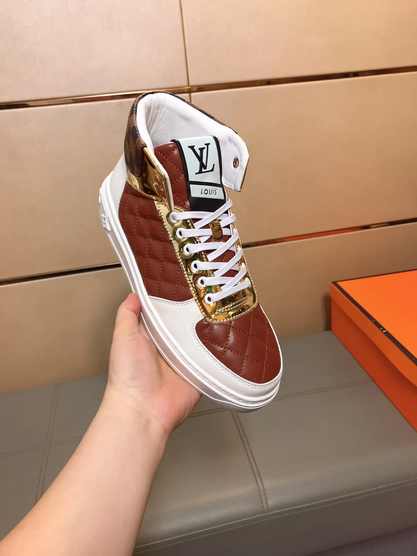 Factory price 400 👟👟🤝 (LV Louis Vuitton) New Korean style high-top casual shoes for men [Proud] hot style, imported cowhide with original printing, genuine leather lining, wear-resistant and non-slip rubber outsole. If you are still worried about wearing matching shoes, then these shoes are your best choice! Code number: 38-44